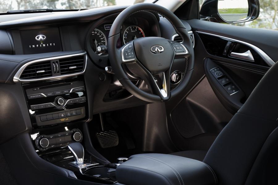 Интерьер Infiniti Q30 1.6t 2016 года  (AU) (фото 6 из 22)